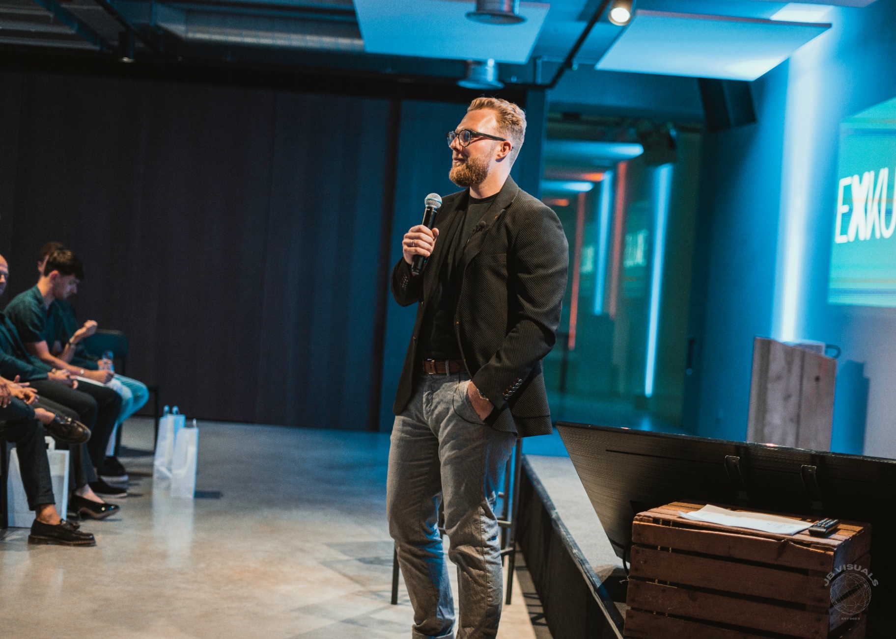 Kjell Fruytier op het podium tijdens een Exkuus event